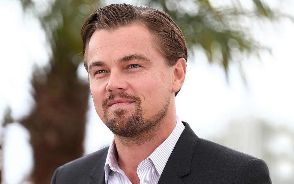 Leonardo Dicaprio đã từng sống trong nghèo đói, lớn lên trong môi trường toàn lưu manh và tội phạm. Cha mẹ ly dị khi anh chỉ mới 1 tuổi, Leo về sống với mẹ và bà phải vất vả làm đủ nghề để nuôi cả hai. Tài tử cũng từng là một kẻ vô gia cư với quãng thời thơ ấu sống vất vưởng nay đây mai đó trên những con phố ở Los Angeles trước khi có được vai diễn đầu tiên trong đời.